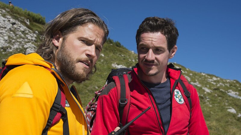 Markus (Sebastian Ströbel, l.) und Tobias (Markus Brandl, r.) auf der Suche nach Frank Brandstetter. Doch von dem Vermissten fehlt jede Spur. – Bild: ZDF und Thomas R. Schumann