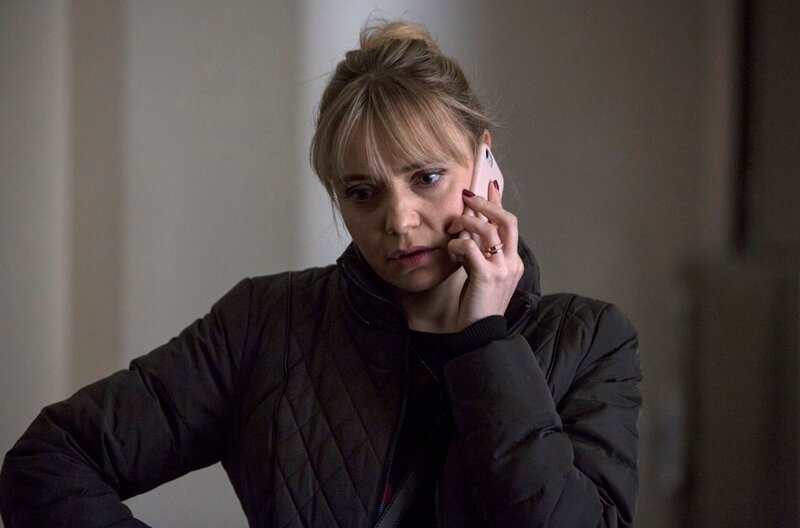 Mandy (Christine Bottomley) möchte sich mit Miri aussprechen. – Bild: Two Brothers Pictures and all3media international