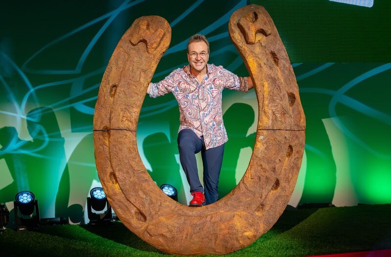 Glück g’habt hat Comedian Heinrich del Core in der letzten Zeit häufig – deshalb gibt er das in seinem neuen Programm zum Besten. – Bild: SWR/​Ralf Graner
