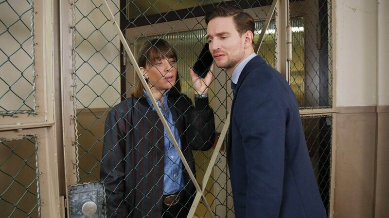 Kommissarin Rita Döbe (Catherine Bode) lässt Max (August Wittgenstein) die Situation am Telefon erklären. – Bild: RTL /​ Richard Hübner