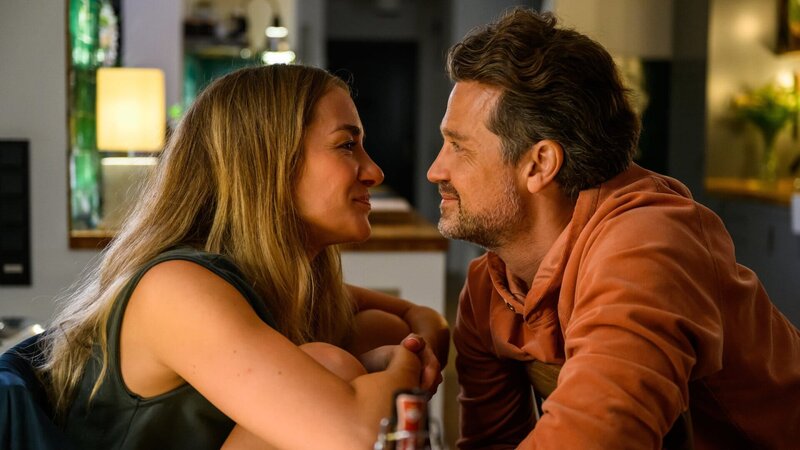 Betty (Annina Hellenthal) und David (Wayne Carpendale) sind glücklich miteinander. – Bild: ZDF und Willi Weber