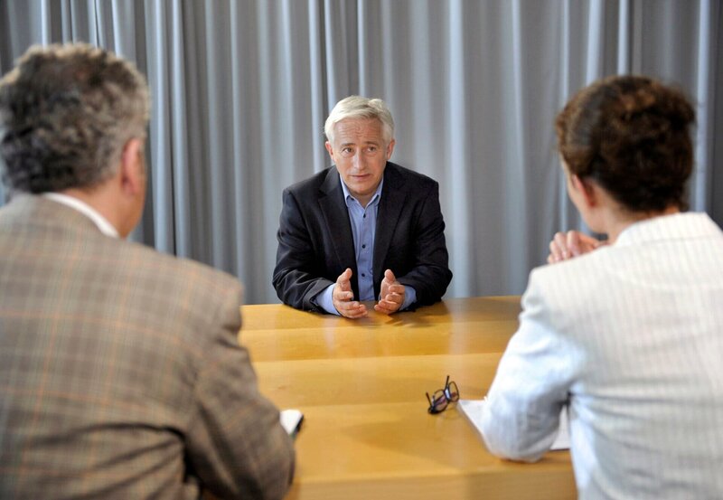 Thomas (Gerry Hungbauer) ist verunsichert. Er befürchtet, dass die Professorin Dr. Hinrichs (Yvonne Burbach) ihn wegen seines missglückten Flirtversuchs durchfallen lässt. – Bild: ARD/​Nicole Manthey
