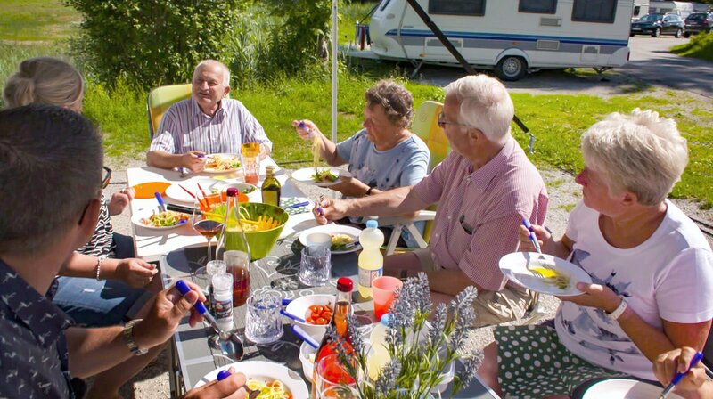 Campinggenuss ganz einfach. Siggi und Christine lieben den Blick aufs Karwendelgebirge. – Bild: MDR/​timeline