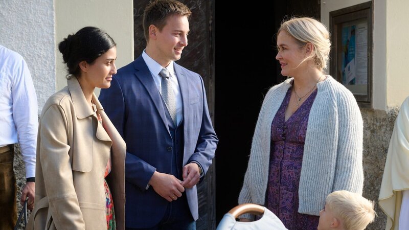 Lena Lorenz (Judith Hoersch, r.) und ihr Sohn Luis (Samuel Gerbrich) gratulieren Greta (Sogol Faghani) und Ferdinand Junghans (Timmi Trinks) zur Taufe ihrer Tochter Daisy. – Bild: ZDF und WEHNER_WALTER