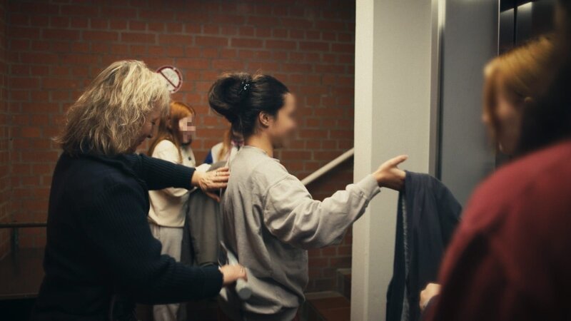 JVA-Beamtin Renate Render kontrolliert die sieben Frauen der Jugendstation vor dem Hofgang. – Bild: ZDF