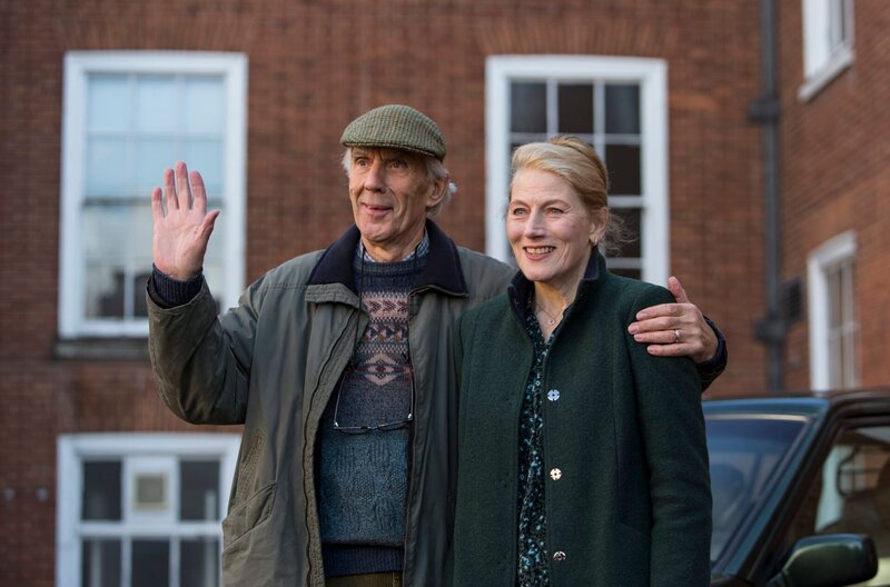 Caroline (Geraldine James) und Oscar (Richard Durden) warten auf ihre Tochter Miri. – Bild: Two Brothers Pictures and all3media international