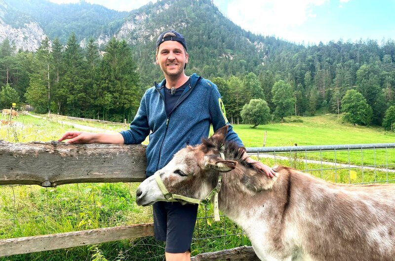 Johannes Zenglein auf dem Ferienbauernhof im Berchtesgadener Land. – Bild: SWR/​Bavaria Entertainment GmbH