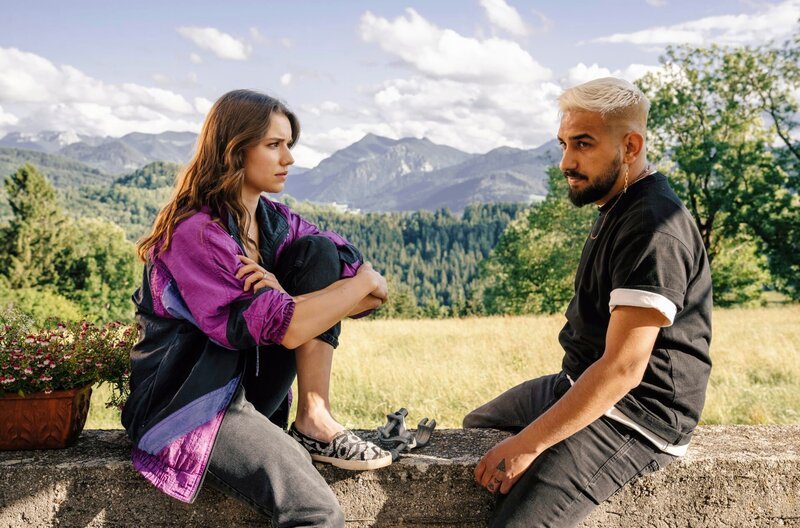Adriano (Zejhun Demirov) hat ein Auge auf Leonie (Carolin Garnier) geworfen. – Bild: ARD Degeto/​BR/​Hendrik Heiden