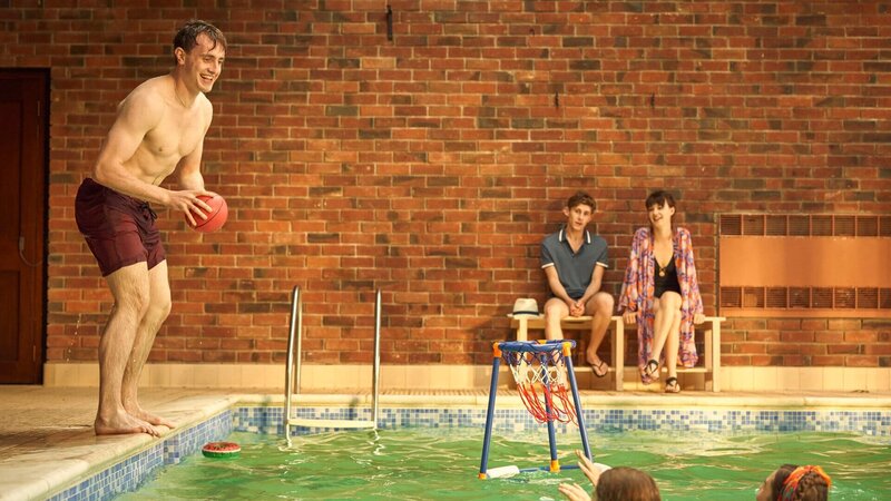 Bei ihren regelmäßigen Treffen kommen sich Connell (Paul Mescal, l.) und Marianne (Daisy Edgar-Jones, r.) langsam wieder näher. Jamie (Fionn O’Shea, M.) fühlt sich bedroht und will dem ein Ende bereiten. – Bild: ZDF