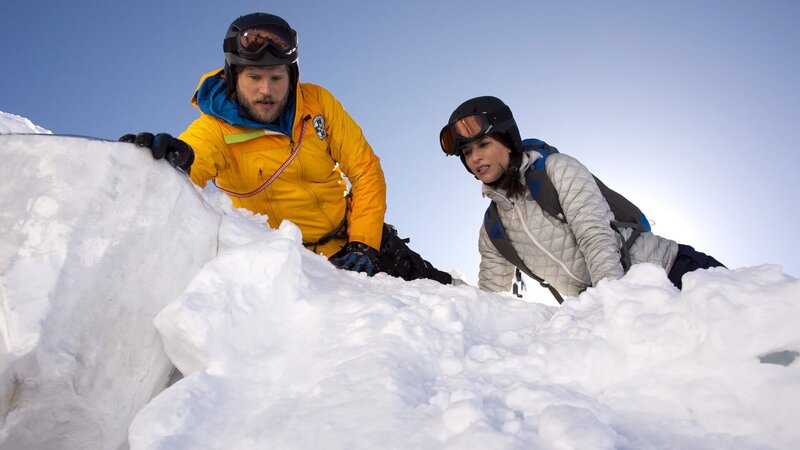 Markus Kofler (Sebastian Ströbel, l.) und Nathalie Kessler (Anna Lena Class, r.) sind auf Jans Spur. Ist er in die Eisspalte gestürzt? – Bild: ZDF und Thomas R. Schumann