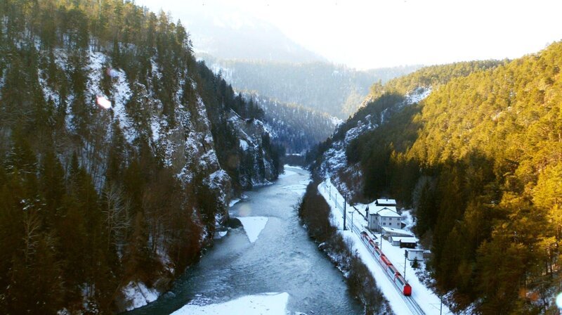 In der bis zu 400 Meter tiefen Rheinschlucht ist die Bahnstrecke der einzige Verkehrsweg. – Bild: phoenix/​ZDF/​Renegade