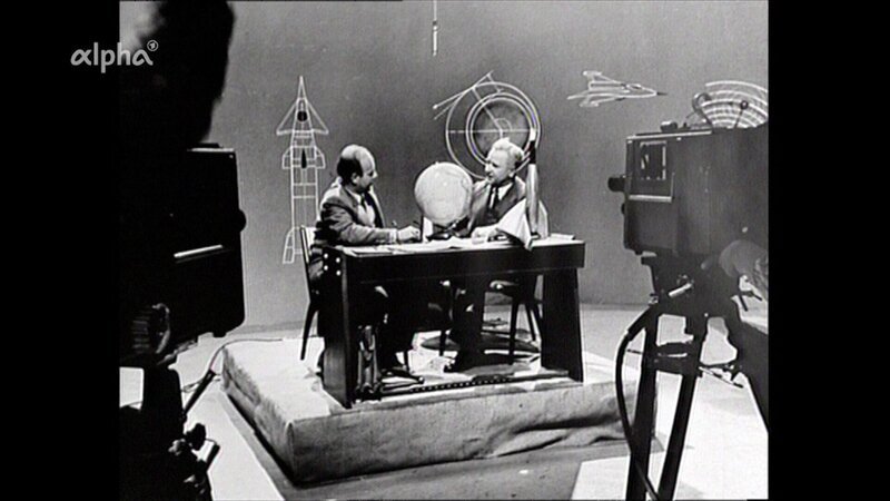 Fernsehmoderator Ernst von Khuon und Prof. Eugen Sänger, Forschungsingenieur und Konstrukteur von Strahltriebwerken, im Fernsehstudio des SWF in den 1950ern. – Bild: SWR