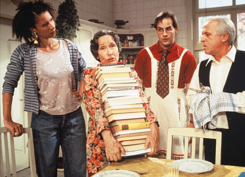 Sandra Moser als Annekäthi, Trudi Roth als Tante Martha, Beat Marti als Bruno, Walter Andreas Müller als Hans – Bild: SRF