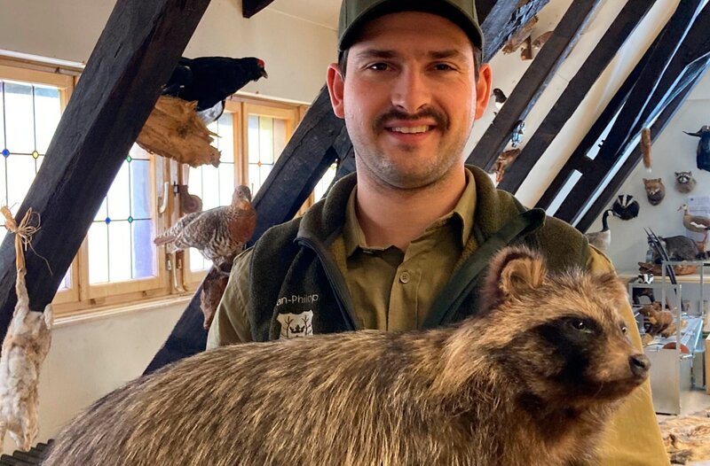 Jan-Phillipp König mit einem ausgestopften Dachs. Weiteres Bildmaterial finden Sie unter www.br-foto.de. – Bild: BR/​Almut Gronauer