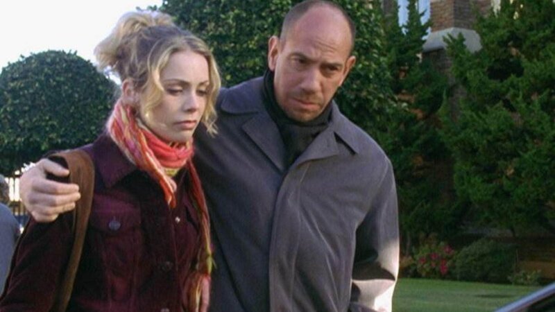 Ein Mitschüler von Macys (Miguel Ferrer) Tochter Abby (Alex McKenna) bricht während des Sportunterrichts plötzlich leblos zusammen. Steckt Doping dahinter? – Bild: RTL /​ NBC Universal