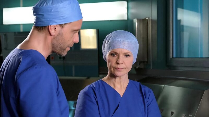 Dr. Kai Hoffmann merkt, Dr. Kathrin Globischs desolaten Zustand und fragt, ob sie sich für die bevorstehende OP gewappnet fühlt. Doch Kathrin möchte ihm den Grund nicht nennen und sagt, es sei alles bestens. – Bild: MDR/​Saxonia Media/​Kiss