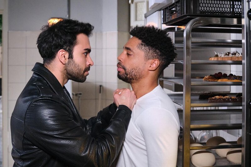 Baris’ (Metehan Demiröz, l.) verletzte Gefühle schlagen in unkontrollierte Wut gegen Theo (Julius Dombrink) um. – Bild: RTL /​ Stefan Behrens