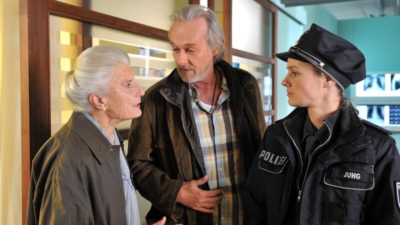 Der Vater (Siemen Rühaak, M.) und die Großmutter (Luise Deschauer, l.) klären Franzi (Rhea Harder, r.) über die nicht einfachen Familienverhältnisse auf. – Bild: ZDF und Boris Laewen