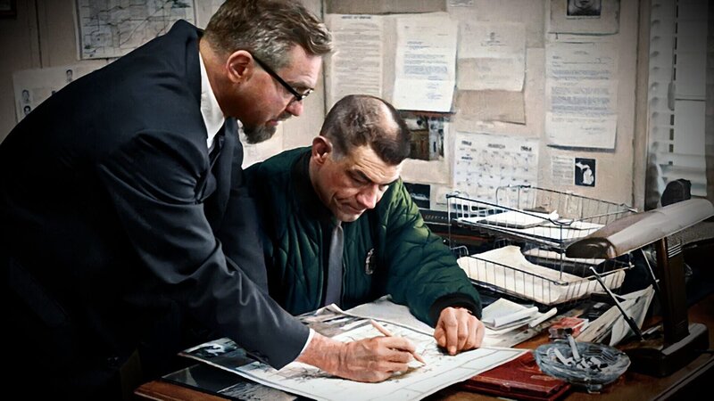 Zwei Männer prüfen den Bauplan – Bild: HISTORY /​ A+E Networks