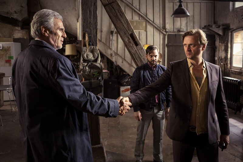 Nach Morddrohungen muss Huck (Patrick von Blume, r.) Gangsterboss Victor (Gojko Mitic, l.) und dessen Sohn Brulée (Aleksander Tesla, M.) die Erträge der Cannabis-Plantage überlassen. Gibt er wirklich auf? – Bild: SWR