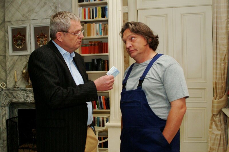 Bernd (Volker Herold, r.) ist entsetzt, als Friedrich (Wilhelm Manske, l.) ihn mit Geld versöhnen will. – Bild: SAT.1 /​ Monika Schürle