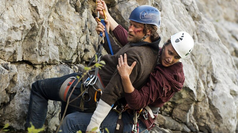 Als Leni (Christina Athenstädt, r.) sich mit ihrem Mann Frank (Andreas Klopp, l.) abseilen will, verhakt sich das Seil. – Bild: ZDF und Thomas R. Schumann