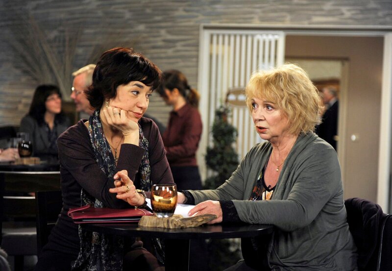 Merle (Anja Franke, l.) erklärt vor Erika (Madeleine Lierck-Wien, r.), dass sie Gunter bewundert, wie souverän er mit Benitas Auftauchen umgeht. – Bild: ARD/​Nicole Manthey