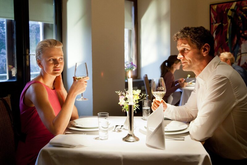 ARD/​HEITER BIS TÖDLICH – AKTE EX, neue Krimiserie, Folge 8 „Die Prophezeiung“. Kristina Katzer (Isabell Gerschke, l.) bedankt sich bei Lukas Hundt (Oliver Franck, r.) mit einem Dankeschön-Essen für seinen lebensrettenden Einsatz beim letzten Fall. – Bild: ARD/​Andreas Wünschirs