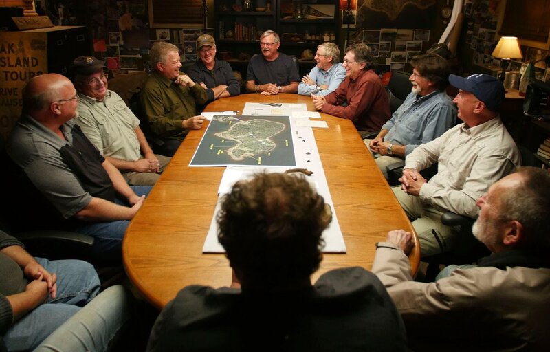 William Shatner (3.v.l.), Rick Lagina (3.v.r.) und Marty Lagina (4.v.r.) – Bild: aebox /​ © THE HISTORY CHANNEL /​ A+E Networks