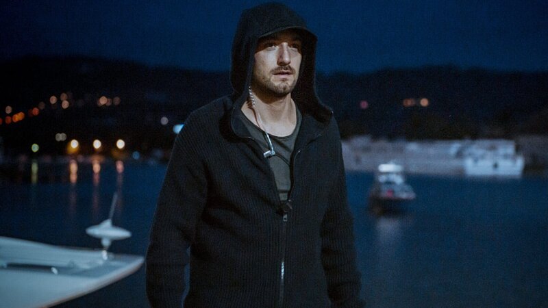 Der Inhaber eines Bootshandels wird erschlagen auf einem seiner Motorboote gefunden. Ben Halberg (Daniel Gawlowski) geht der Frage nach, welche Rolle die Mitarbeiter des Inhabers und eine junge Tschechin in dem Mordfall spielen. – Bild: ZDF und Stefanie Leo