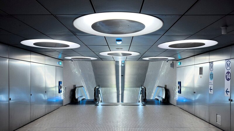 Der Treppenbereich der Station Porte De Clichy. Weiteres Bildmaterial finden Sie unter www.br-foto.de. – Bild: BR/​inselfilm produktion GmbH/​Timo Novotny