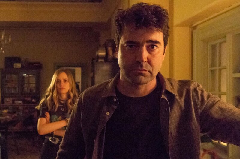 Claire Wilkes (Anja Savcic, l.); Sam Loudermilk (Ron Livingston, r.) – Bild: 2018 Farmersville Productions, Inc. All Rights Reserved. Lizenzbild frei