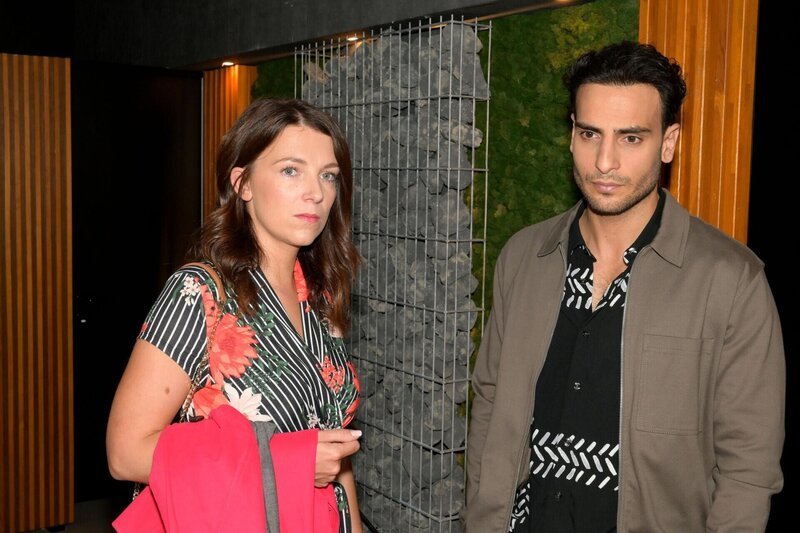 Nihat (Timur Ülker) wird Lilly (Iris Mareike Steen) gegenüber verletzend. – Bild: RTL /​ Rolf Baumgartner