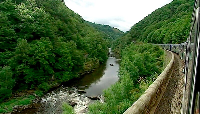 Die kürzeste Eisenbahnverbindung zwischen Paris und dem Mittelmeer ist die Cevennenbahn. Sie ist 300 Kilometer lang und eine der interessantesten Gebirgsstrecken Frankreichs. Der landschaftlich schönste und eisenbahntechnisch anspruchsvollste Abschnitt ist der zwischen Langeac und Langogne. – Bild: SWR/​rbb