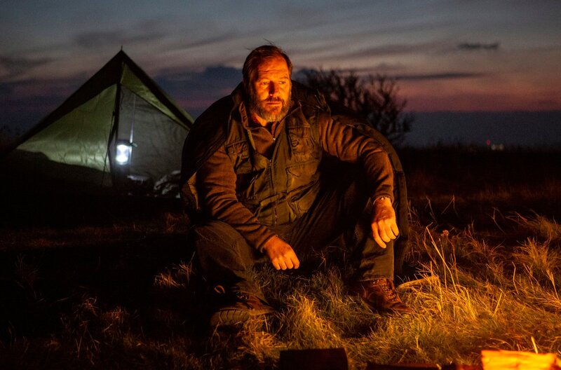 Der Privatdetektiv (Frank Feys) glaubt ein Geheimnis zu kennen. – Bild: Two Brothers Pictures and all3media international