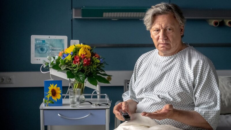 Revierleiter Haller (Hannes Hellmann) findet sich nach einem Autounfall im EKH wieder. – Bild: ZDF und Boris Lasewen