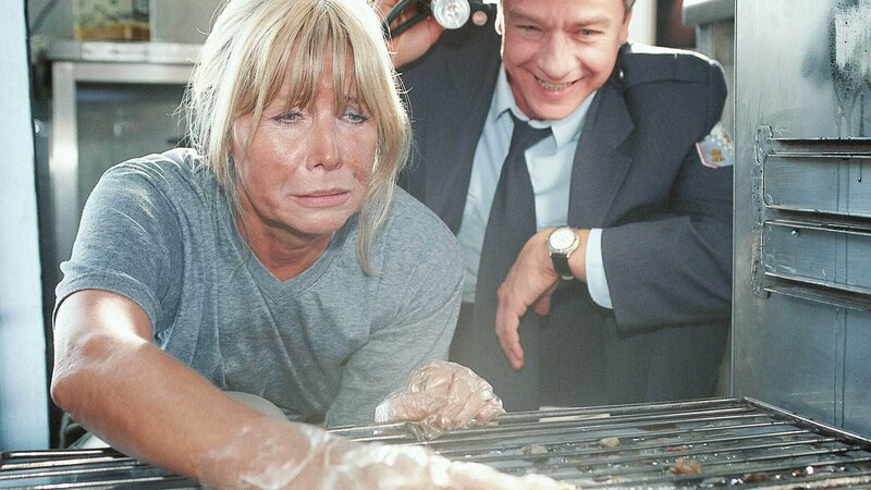 Dahnke (Thomas Engel), Blind-Date alias „Napoleon“, inspiziert den Backofen, den Jeanette (Christine Schuberth), Blind-Date alias „Madame X“, putzt. – Bild: RTL /​ Claudius Pflug