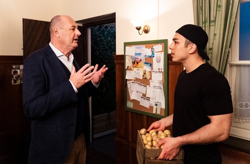 Leon (rechts, Joel Akgün) macht Hubert (Bernhard Ulrich) klar, dass es mit ihm nichts zu tun haben will. – Bild: BR/​Lena Semmelroggen