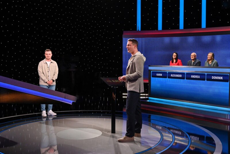 Moderator Alexander Bommes (M.) mit den Kandidat:innen: Dominik Hartmann (l.), Karin Glaubitz (3.v.r.), Alexander Völker (2.v.r.) und Andrea Türk (r.). – Bild: ARD/​ITV-Stuidos/​Uwe Ernst