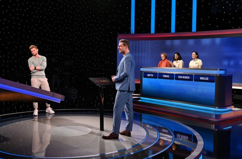 Moderator Alexander Bommes (M.) mit den Kandidat:innen: Niklas Hegmans (l.), Britta Krebs (3.v.r.), Thomas Hermosilla (2.vr.) und Eva-Maria Risse (r.). – Bild: ARD/​Uwe Ernst