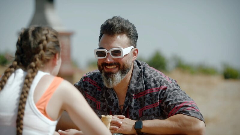 Hossein sitting down opposite Emma’s daughter Kenzi in Turkey, talking about his relationship with Emma and his future plans with her – Bild: Warner Bros. Discovery, Inc. or its subsidiaries and affiliates