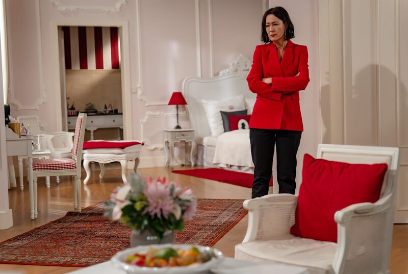 Sophia (Krista Birkner) stellt ernüchtert fest, dass sie die Forderung des Syndikats nicht wird erfüllen können. – Bild: ARD/​WDR/​Thomas Neumeier