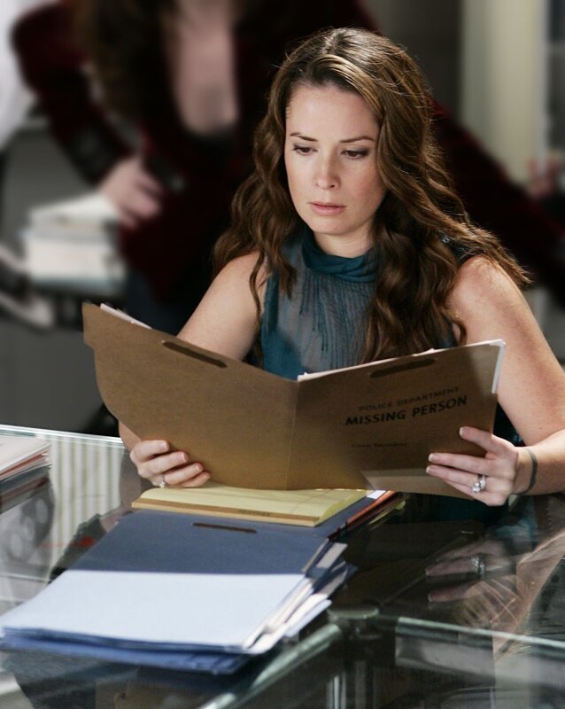 Piper (Holly Marie Combs) ist auf der Suche nach einem Mittel, um Billie zu retten … – Bild: Paramount Pictures Lizenzbild frei