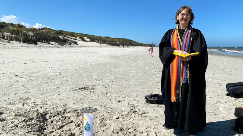 Inselpastorin Stefanie Lohmann kam aus dem Weserbergland nach Juist. Mit ihren neuen Ideen möchte sie die Juister und die Urlauber ansprechen. – Bild: NDR/​Katrin Heineking