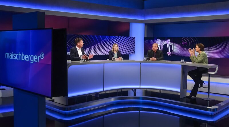 Zu Gast bei Moderatorin Sandra Maischberger (re.): v.l.n.r Markus Feldenkirchen (Spiegel-Autor), Julia Ruhs (Reporterin beim Bayerischen Rundfunk) und Oliver Kalkofe (Comedian und Schauspieler). – Bild: WDR/​Oliver Ziebe