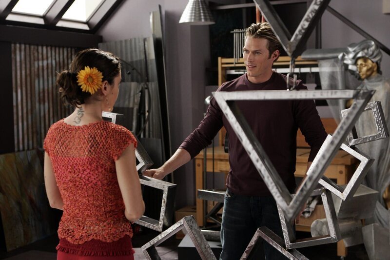 Werden Phoebes (Alyssa Milano, l.) Visionen Wirklichkeit werden und wird sie den Künstler Dex (Jason Lewis, r.) heiraten? – Bild: Paramount Pictures Lizenzbild frei Werden Phoebes (Alyssa Milano, l.) Visionen Wirklichkeit werden und wird sie den Künstler Dex (Jason Lewis, r.) heiraten? – Bild: Paramount Pictures Lizenzbild frei