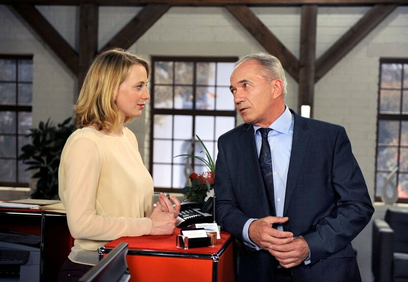 Bente (Nela Schmitz, l.) ist glücklich, dass Roman (Johannes Terne, r.) sie endlich anerkennt. – Bild: ARD/​Nicole Manthey