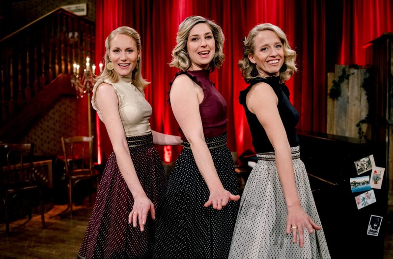 Ihre Brettl-Spitzen-TV-Premiere feiern die bezaubernden Damen der Perlseer mit ihrer musikalischen Hommage an die 1960er Jahre. – Bild: BR/​Jan Saurer