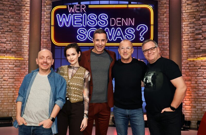 Moderator Kai Pflaume (M.) und seine Rateteam-Kapitäne Bernhard Hoëcker (l.) und Elton (r.) begrüßen in dieser Sendung die Schauspielerin Emilia Schüle (2.v.l.) und den Schauspieler Heino Ferch (2.v.r.). – Bild: ARD/​Morris Mac Matzen