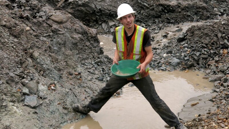 Parker Schnabel panning on Treasure Island. – Bild: Discovery Communications